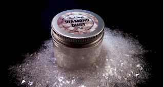 Glitzer! Unter dem Foto steht: Wenn Sie dieses Produkt in den Warenkorb legen, bestätigen Sie, nicht Anish Kapoor zu sein, ihm nicht verwand oder es nicht für ihn kaufen zu wollen. Dieser Glitzer wird es nie in die Hände von Anish schaffen!