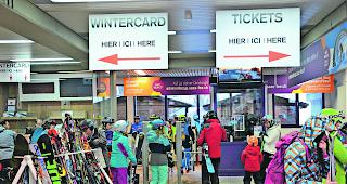 Hier gehts lang. Bereits in der Talstation des Alpin Express werden die Schneesportler in die entsprechende Richtung gelenkt. Ist das Platzangebot in der Talstation bisweilen noch beschr&auml;nkt, warten die Pisten weiter oben im Skigebiet mit deutlich mehr Freiraum auf. 