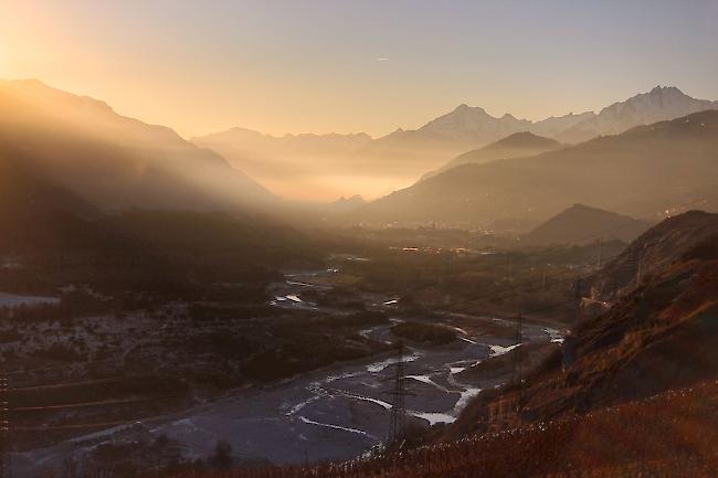 Am Montagmorgen ist es im Rhonetal noch sonnig (Archiv).