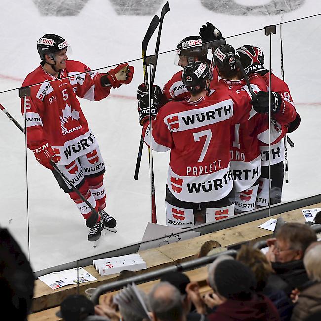 Die Spieler vom Team Canada bejubeln das vierte Tor im Final gegen Lugano, erzielt von Andrew Ebbett