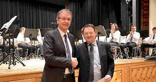 Eine &Auml;ra geht zu Ende, eine andere beginnt. Links der abtretende Pr&auml;sident Manfred Holzer, rechts der Neue Franz Ruppen.