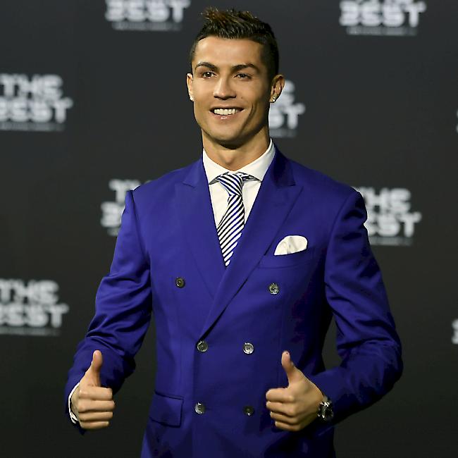 Cristiano Ronaldo erscheint im blauen Smoking zur FIFA-Gala in Zürich