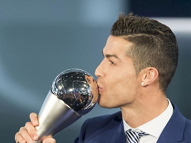 Cristiano Ronaldo küsst seinen Weltfussballer-Pokal