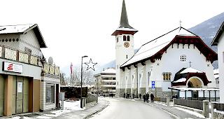 Die Kirche in Steg scheint f&uuml;r die Gampjer weniger attraktiv als die Aula des OS-Schulhauses.