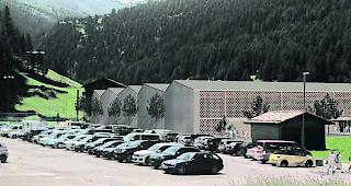 In der neuen multifunktionalen Infrastruktur in Saas-Grund k&ouml;nnte der EHC Saastal seine Heimspiele austragen.