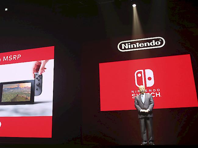 Nintendo-Präsident Tatsumi Kimishima präsentiert in Tokio die neue Spielkonsole Switch.