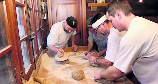 Im Backhaus in Eggerberg wurden Roggenbrote f&uuml;r die Burgergemeinde Zermatt gebacken.