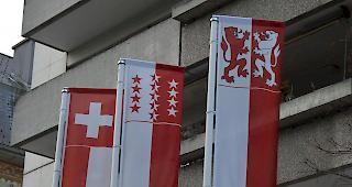 Die alten Fahnen werden ersetzt.