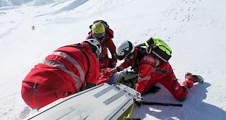 Die Prim&auml;rversorgung der Patienten findet in der Regel direkt vor Ort statt. Hier auf einer Skipiste auf der Riederalp.