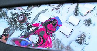 Filmreif. Zwischen Chalets in &laquo;Tschuggen&raquo; kommt die Rettungswinde zum Einsatz.  