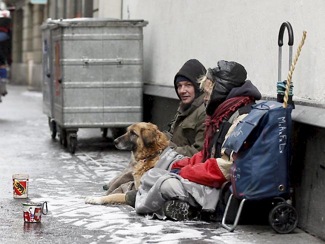 Auch in der Schweiz gibt es von Armut Betroffene. Dank Ausgleichszahlungen bleibt die Verteilung der Einkommen aber weitgehend stabil. (Archiv)