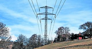 Eine neue Studie soll pr&uuml;fen, ob f&uuml;nf Freileitungsmasten der Hochspannungsleitung zwischen Chamoson und Chippis versetzt werden k&ouml;nnten (Symbolbild). 