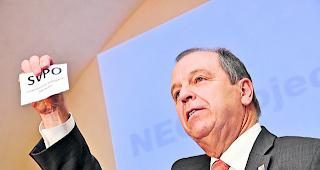 Pr&auml;sentation der gezogenen Lose durch Staatsrat Maurice Tornay in Sitten. 