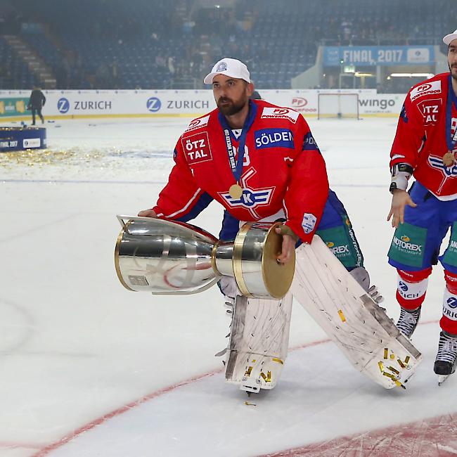 Klotens Goalie Martin Gerber (links/mit Pokal) und Captain Denis Hollenstein feiern den Cupsieg mit den Fans