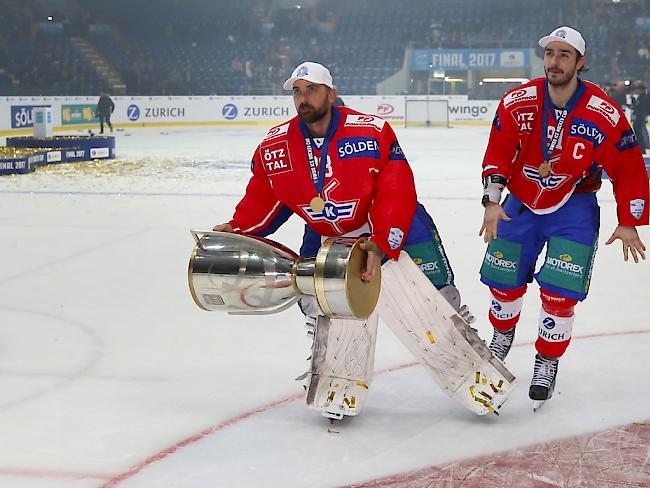 Klotens Goalie Martin Gerber (links/mit Pokal) und Captain Denis Hollenstein feiern den Cupsieg mit den Fans