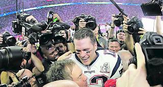 Ein Spektakel. Quarterback Tom Brady wird belagert, der Super Bowl mit harten Duellen (rechts) und Coach Bill Belichick mit dem Pokal. Die wundersame Wende der New England Patriots.  