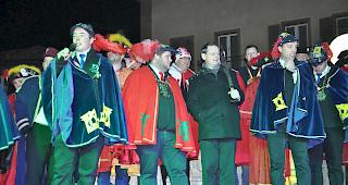 Der Natischer Gemeindepr&auml;sident Franz Ruppen (Mitte rechts) &uuml;bergibt F&uuml;rstgraf Jozzelin XI. das Schwert.