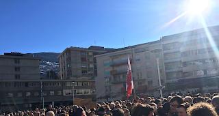 Mehrere hunderte Personen versammelten sich am Samstagnachmittag auf dem Sittener Place du Scex.