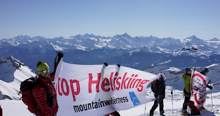 Umweltaktivisten von Mountain Wilderness demonstrieren beim Gebirgslandeplatz Wildhorn gegen &uuml;berbordendes Heliskiing. (Archiv)