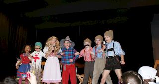 Die Simpiler Kids warteten zur Fastnachtser&ouml;ffnung auf grosser B&uuml;hne auf.