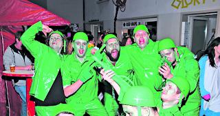 Von schreckenerregend bis pulstreibend. Soldatenfiguren, der Wolf, 70er-Jahre-Stil, Sturmtruppler, Vogelscheuchen, Emojis, Affen und H&uuml;hner. Beim Verkleiden sind der Fantasie der Fasn&auml;chtler keine Grenzen gesetzt.  