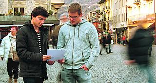 Janick Zentriegen (links) und Patric Berclaz untersuchen die Zufriedenheit in Brig-Glis.