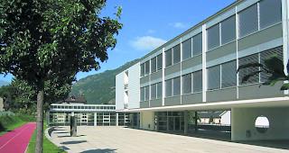 Schule Glis: Das Erdgeschoss (r.) wird zu Schul&shy;zimmern umfunktioniert.