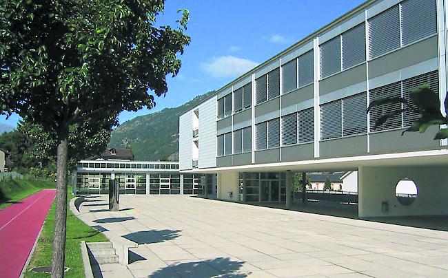 Schule Glis: Das Erdgeschoss (r.) wird zu Schul­zimmern umfunktioniert.