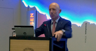 Dr. Patrik Gisel, CEO Raiffeisen Schweiz, zeigte sich &auml;usserst beeindruckt vom Umstand, dass 7 von 10 Oberwalliser Mitglied bei Raiffeisen sind.