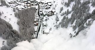 Zwischen T&auml;sch und Zermatt f&uuml;hrten die Verantwortlichen am Dienstag mehrere Lawinensprengungen durch.
