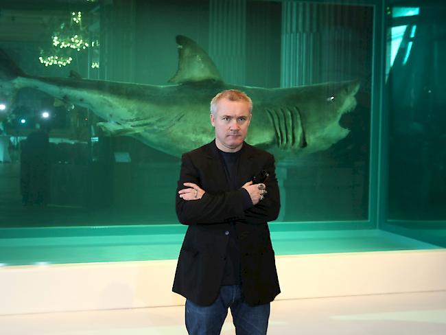 Der Künstler Damien Hirst - hier vor einem seiner berühmtesten Werke - verwendet gern ausgestopfte oder in Formaldehyd konservierte Tierkadaver in seinen Werken. Dagegen haben nun Tierschützer in Venedig protestiert. (Archivbild)