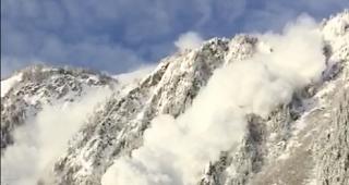 Imposant. Am Mittwochmorgen ist die Gratlawine mit gezielten Sprengungen mit Gazex-Anlagen kontrolliert ins Tal geschickt worden. 