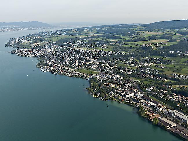 Grundsätzlich brauchen Ausländer für den Kauf von Schweizer Immobilien eine Bewilligung. Davon gibt es aber viele Ausnahmen. Der Bundesrat will die Schraube nun wieder anziehen. (Archivbild)