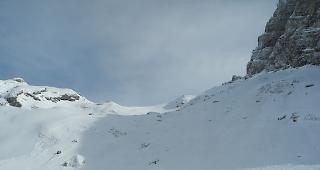 Die Kantonspolizei Wallis warnt nach den grossen Schneemengen vor m&ouml;glichen Gefahren. (Symbolbild)