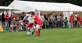 Kampf um den Ball. Drei Oberwalliser Zweitligisten und ein Drittligist starten am Wochenende in die R&uuml;ckrunde. Im Bild der FC Raron im Spiel gegen den FC Steg am Turnier in Raron.