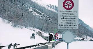 Die Strasse T&auml;sch-Zermatt ist am Donnerstagabend ab 21 Uhr geschlossen worden. 