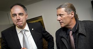 CVP-Kandidat Christophe Darbellay (links) machte im ersten Wahlgang der Walliser Regierungswahlen vor zwei Wochen das beste Resultat und ist praktisch schon gew&auml;hlt, w&auml;hrend der bisherige SVP-Staatsrat Oskar Freysinger um seine Wiederwahl zittern muss. (Archiv)