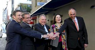 Die neue Walliser Regierung posiert f&uuml;r ein Gruppenbild.