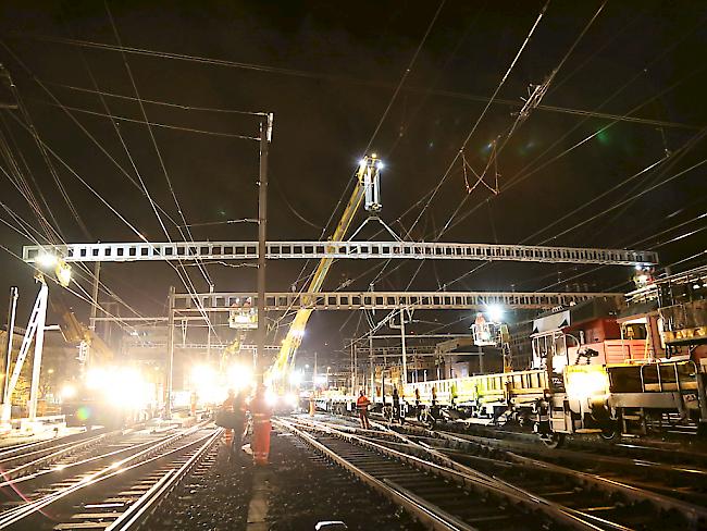 In der Nacht auf Montag ist beim Bahnhof in Winterthur eines der schweizweit grössten Fahrleitungsjoche montiert worden. Der Metallkoloss erstreckt sich über acht Gleise und ist 44,5 Meter lang.