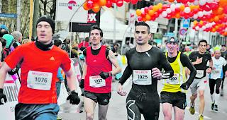 Schlussspurt. Carlo Stoffel (Zweiter von links) erreicht das Ziel in Kerzers als zweitbester Oberwalliser. 