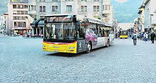 Noch geh&ouml;ren die Busse zum Bild auf dem Briger Stadtplatz.