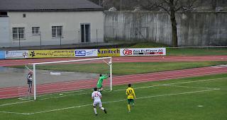 Torh&uuml;ter Florian Zuber streckt sich vergebens: Aur&eacute;lien Ziegler erzielt mit einem Traumfreistoss Echallens F&uuml;hrungstreffer im Cupmatch.