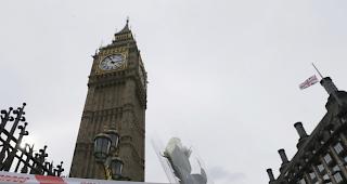 Eine weisse Rosse vor dem Parlamentsgeb&auml;ude in London: Zeichen der Anteilnahme am Tag nach dem Anschlag. (Archiv)