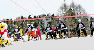 Achtung, fertig, los. Der Startschuss zum 24-Stunden-Marathon auf dem Snowbike ist erfolgt. 
