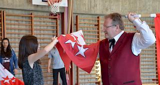 Hansr&uuml;edi Zbinden brachte den Sch&uuml;lern die Kunst des Fahnenschwingens n&auml;her.