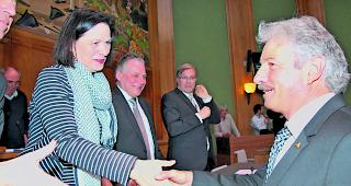 Gratulation. Der eben zum Landeshauptmann gew&auml;hlte Diego Wellig nimmt die Gl&uuml;ckw&uuml;nsche von Staatsratspr&auml;sidentin Esther Waeber-Kalbermatten entgegen. 