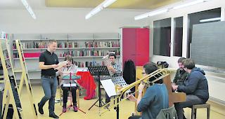 Harmonie. Kandidaten bei der Dirigentenausbildung. Auch das Klavierspiel geh&ouml;rt bei der Harmonielehre zwingend dazu. 