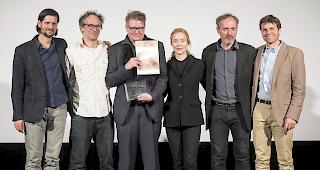 Prominenz bei der Preisverleihung am SFFF (v.l.): Festivalleiter Stefan Fichtner, Jurymitglied Micha Lewinsky Hauptpreitr&auml;ger Valentin Hitz, Jurymitglieder Franziska Petri und G&ouml;tz Spielmann sowie Festivalleiter Gabriel Zurbriggen an der Preisverleihung des Saas-Fee Filmfest.