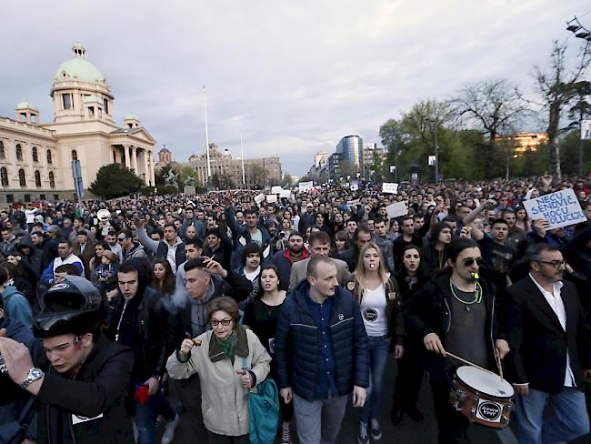 Die Demonstranten protestieren in Belgrad den zweiten Tag in Folge gegen den alles beherrschenden serbischen Spitzenpolitiker Aleksandar Vucic.