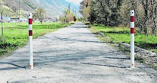 Die Barrieren sind weg, neu garantieren Pfosten das Fahrverbot.